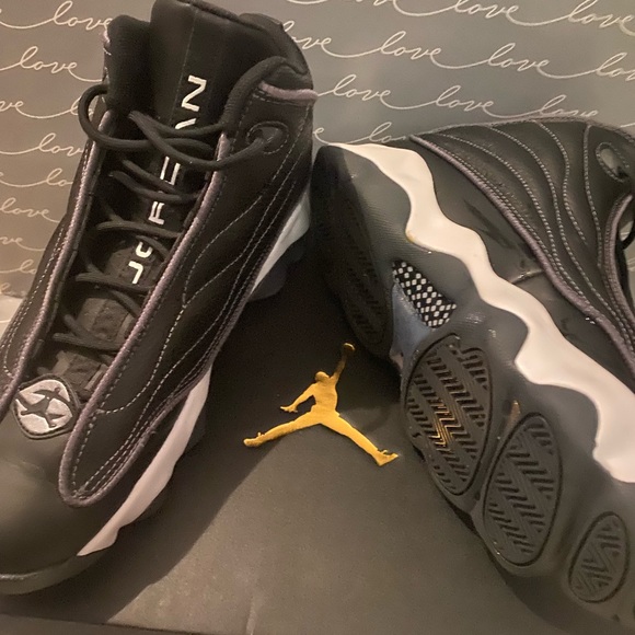 Jordan snickers high tops, unisex worn once. Like new - Picture 2 of 3